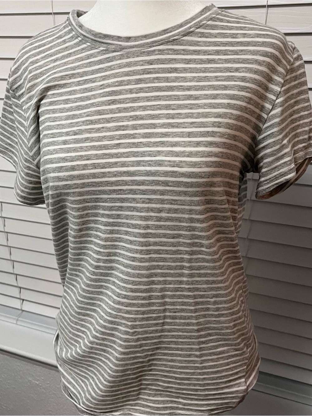 Source Unknown Gray and White Striped Short Sleeve Tee